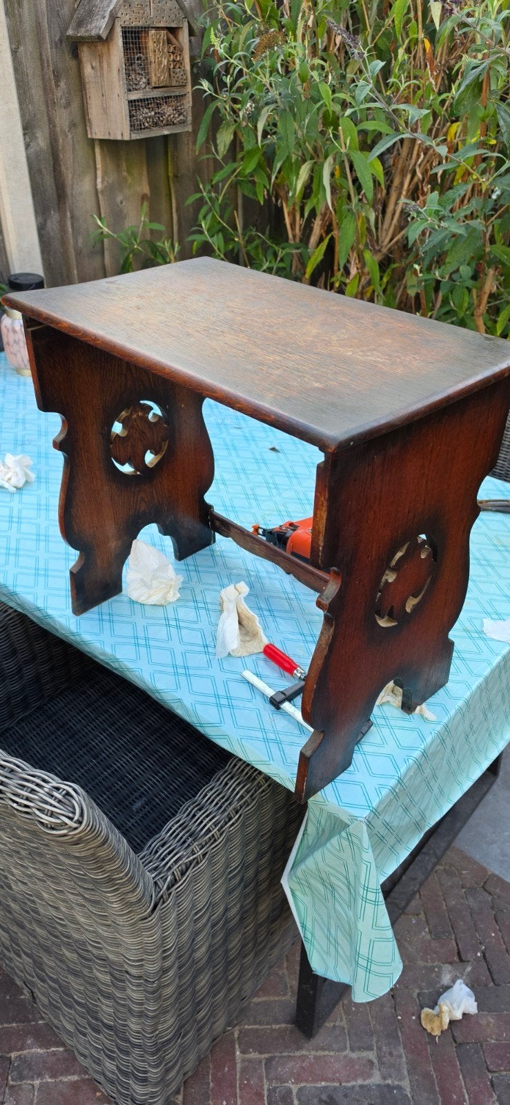 Antieke houten kruk/bijzettafel met houtsnijwerk, Ophalen of Verzenden