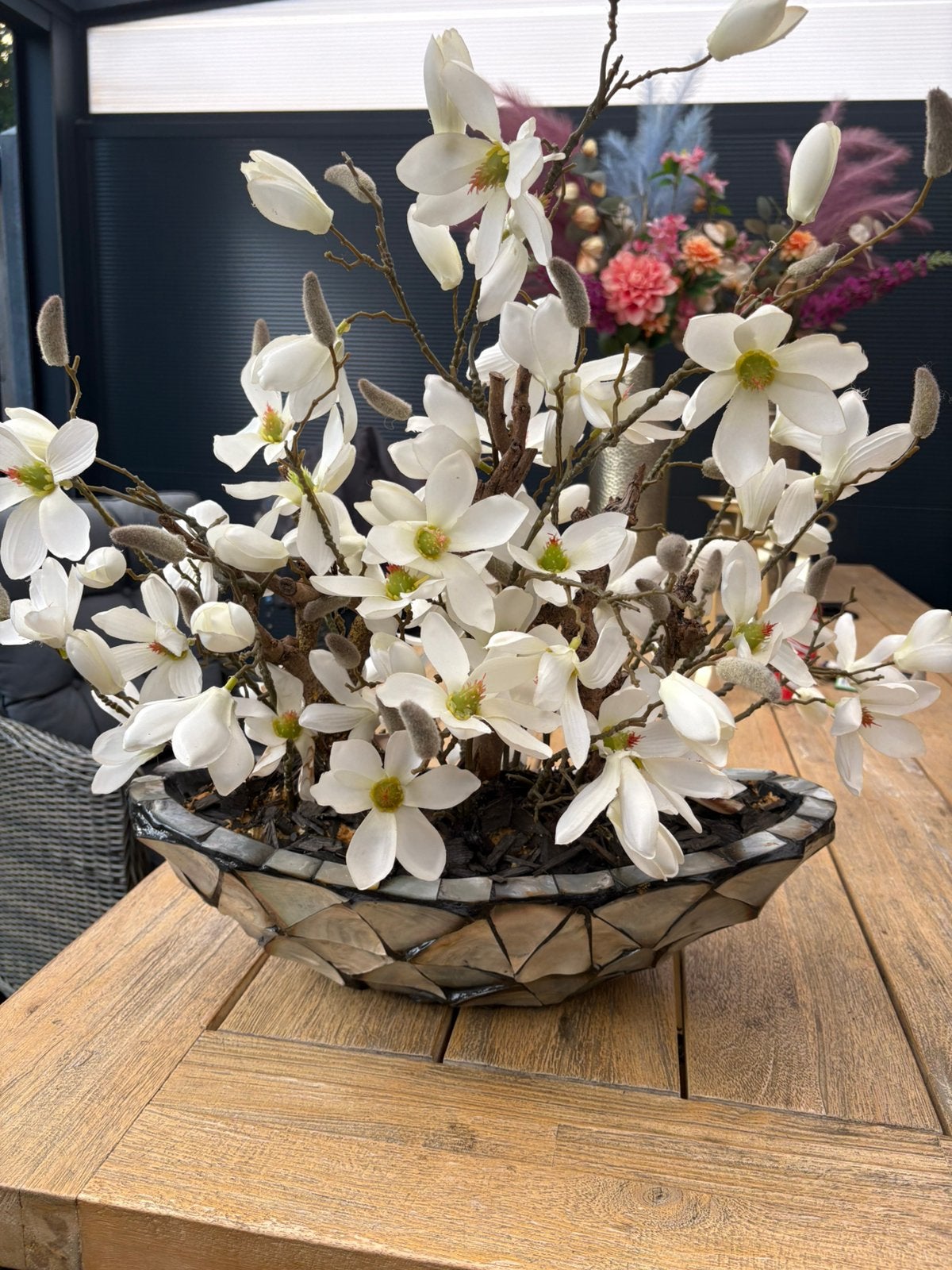 Schelpen pot met bloeme, Huis en Inrichting, Woonaccessoires | Kunstplanten en Kunstbloemen, Ophalen of Verzenden, Zo goed als nieuw