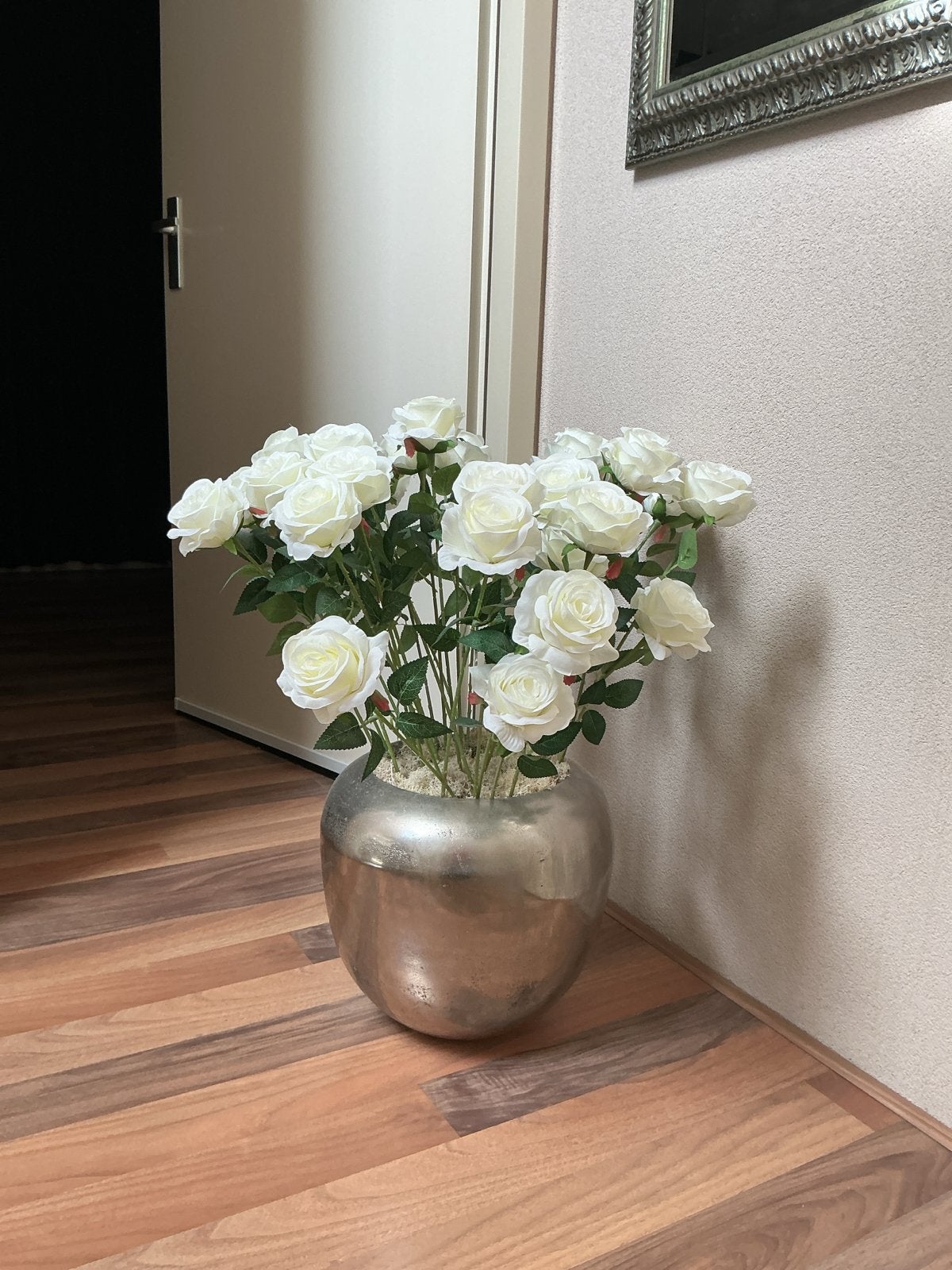 Grote zilverkleurige vaas met witte kunstrozen, Huis en Inrichting, Ophalen, Inclusief decoratie, Zo goed als nieuw, Metaal