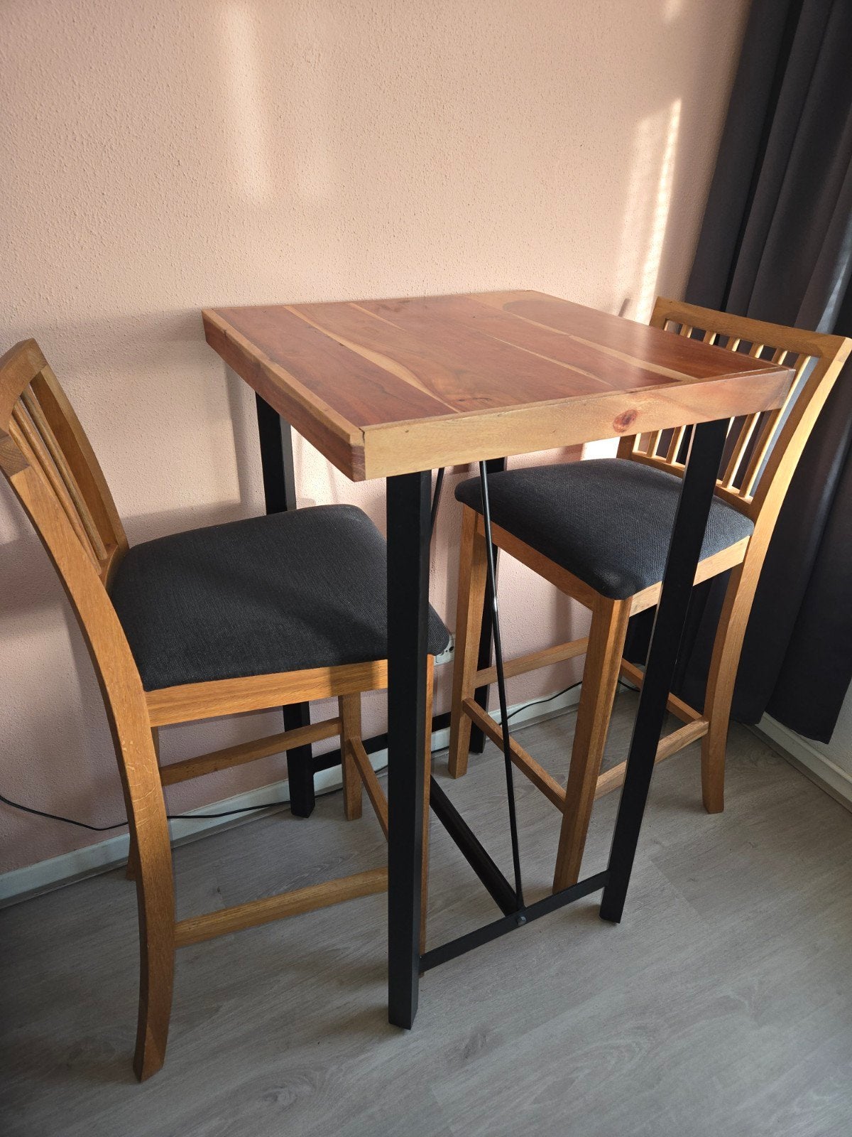 Bartafel met 2 barkrukken - Massief hout en metaal, Huis en Inrichting, Tafels | Eettafels, Overige houtsoorten, 50 tot 100 cm
