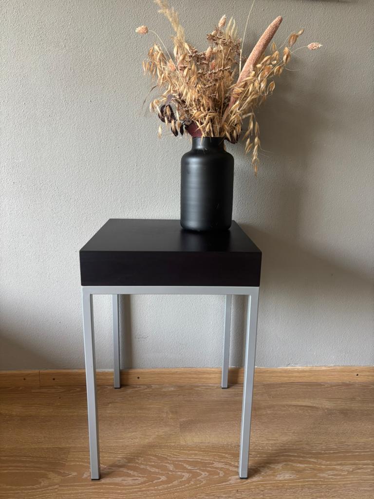 Bijzettafel hoog zwart en zilver, Huis en Inrichting, Tafels | Bijzettafels, Ophalen, Rechthoekig, Minder dan 55 cm, 45 tot 60 cm