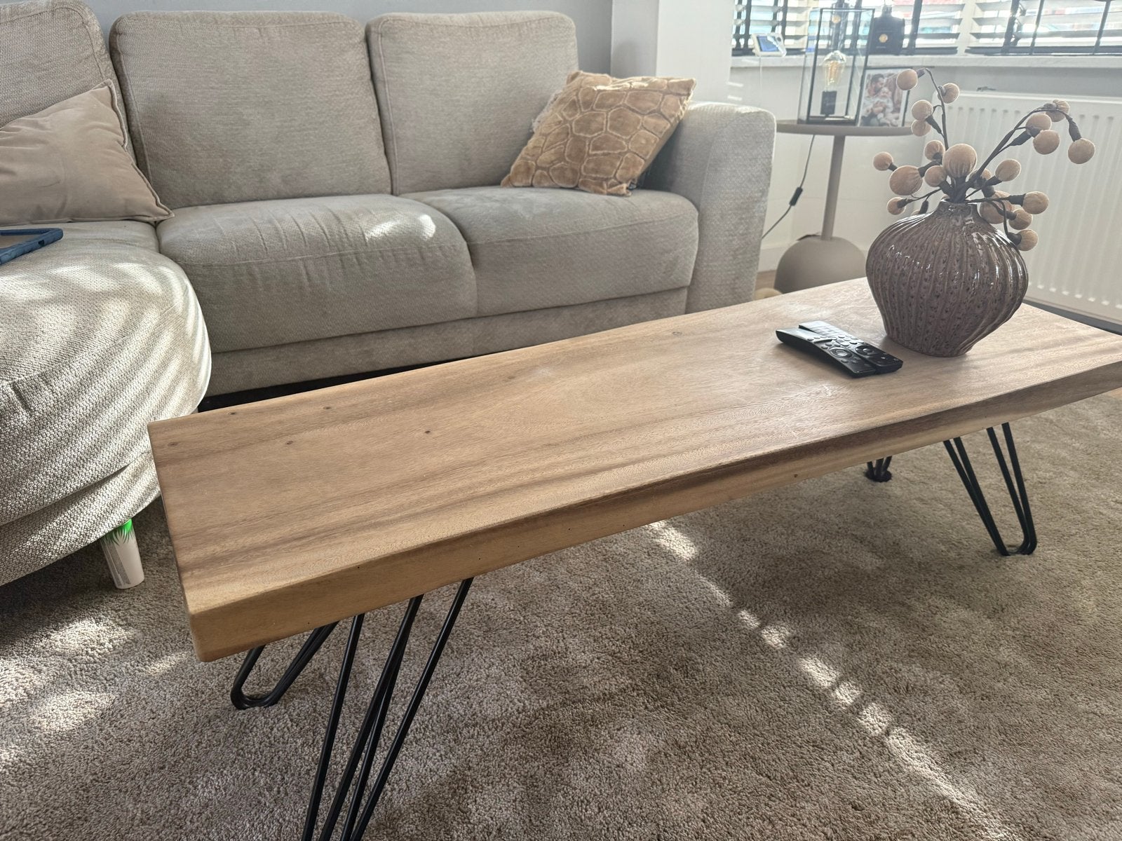 Smalle houten salontafel met stalen poten, Ophalen, Minder dan 50 cm, Gebruikt, 100 tot 150 cm