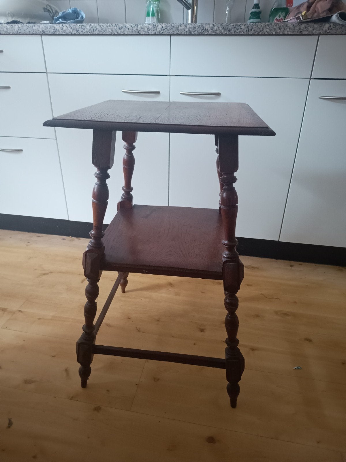 Antieke bijzettafel met gedraaide poten, Ophalen