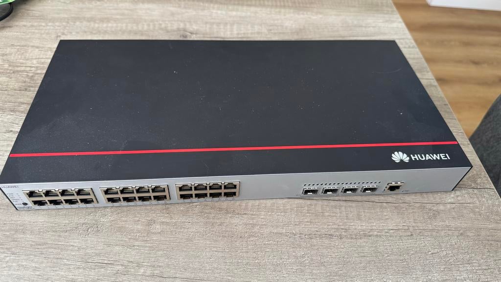 Huawei Cloudengine S5735-L24P4S-A1 Switch, Computers en Software, Netwerk switches, Ophalen of Verzenden, Zo goed als nieuw