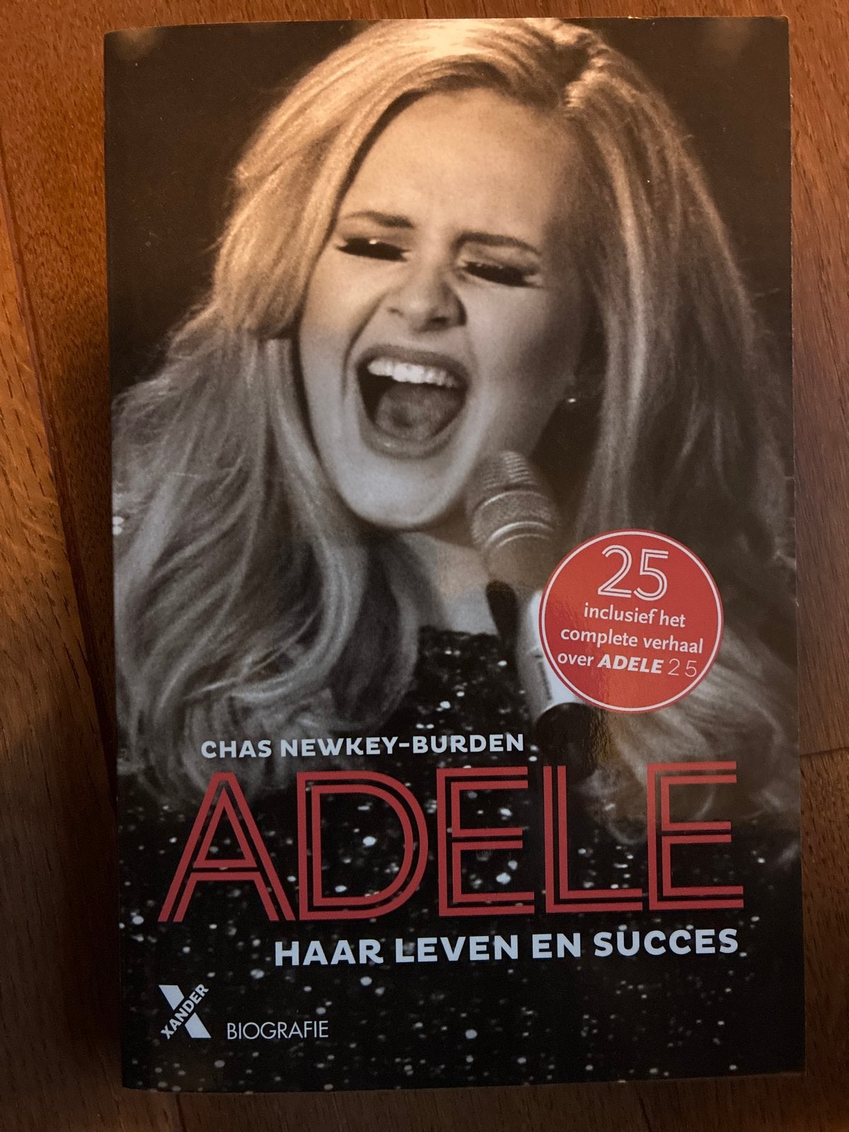 Adele: Haar Leven en Succes - Biografie door Chas Newkey-Bur, Ophalen of Verzenden, Zo goed als nieuw, Film, Tv en Media