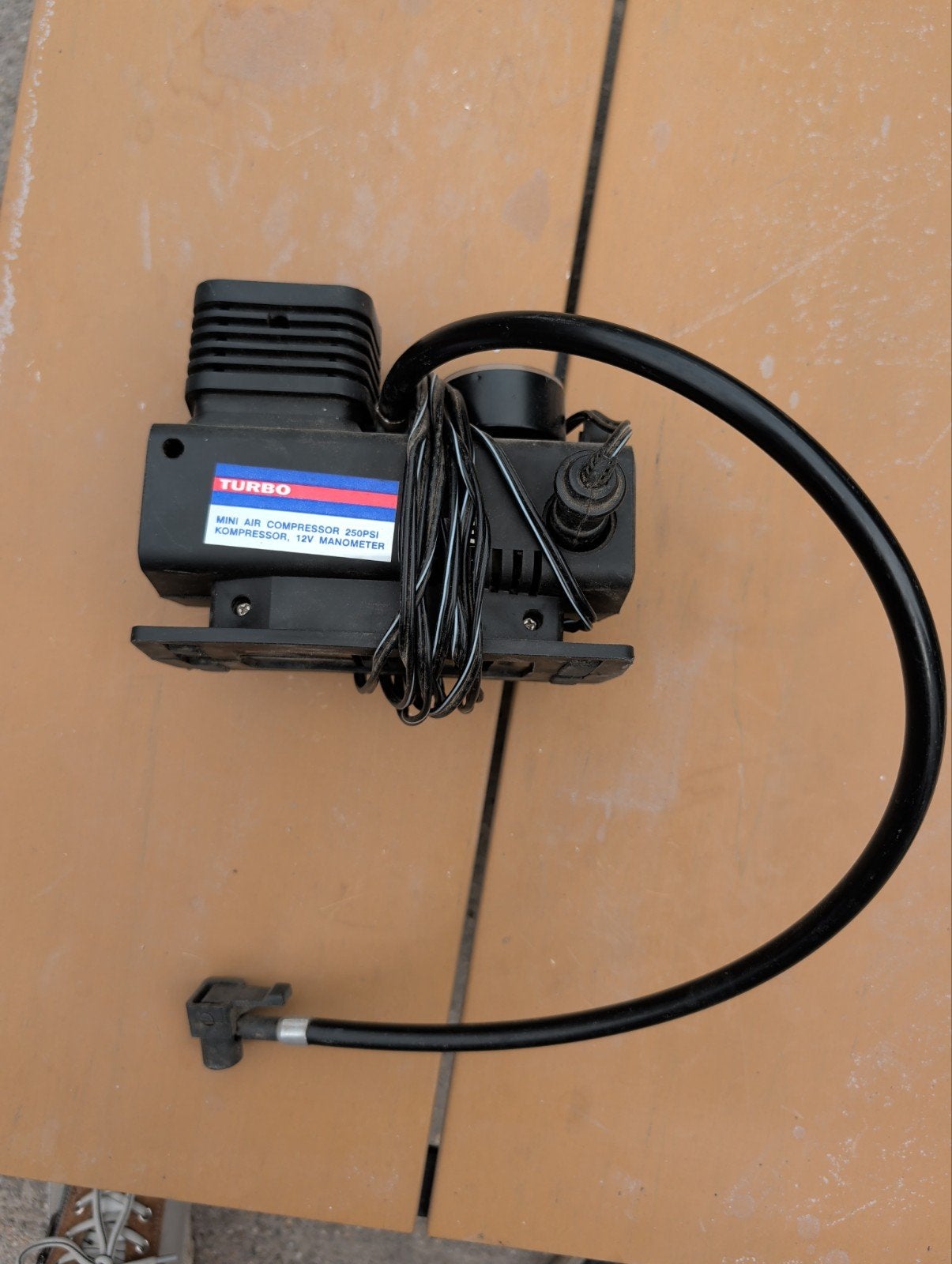 Turbo Mini Luchtcompressor 12V met Manometer, Doe-het-zelf en Verbouw, Ophalen of Verzenden, Zo goed als nieuw, Minder dan 200 liter/min