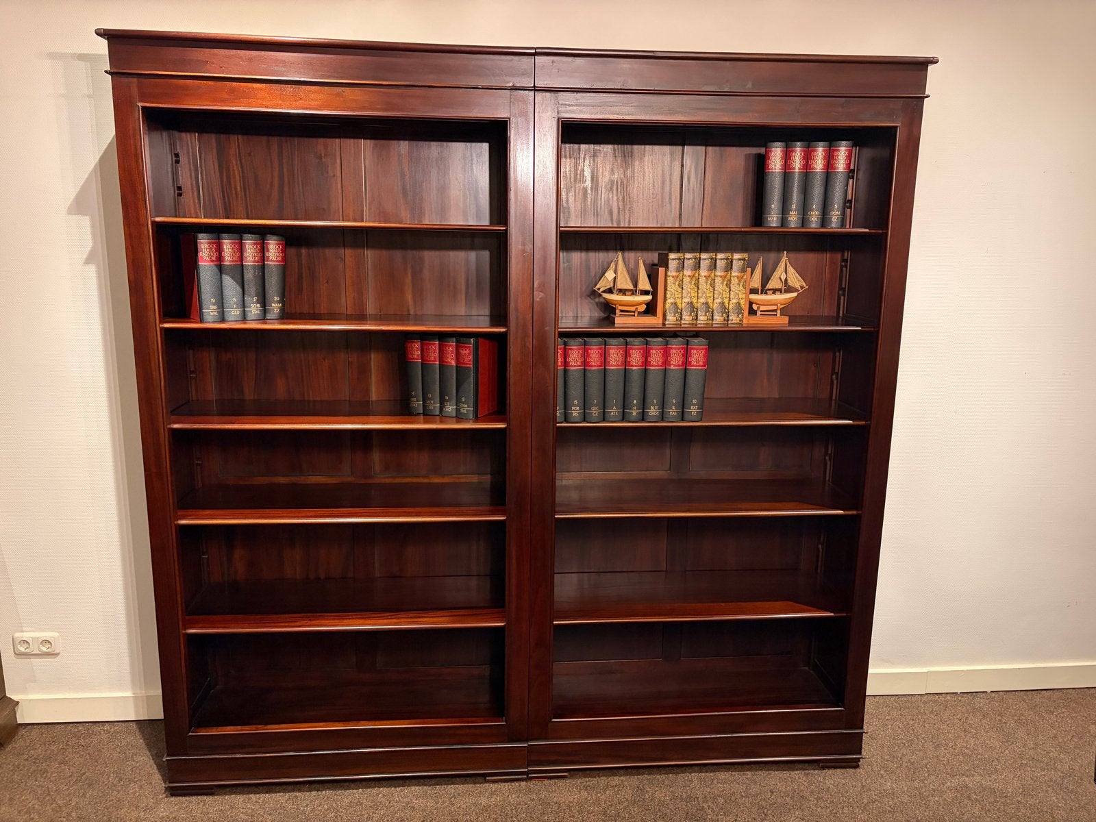 Grote mahoniehouten boekenkast in Chesterfield stijl, Huis en Inrichting, Ophalen, Met plank(en), Gebruikt, 200 cm of meer