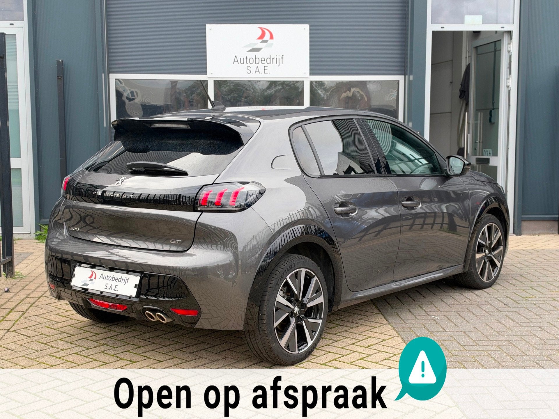 Peugeot 208 1.2 PureTech GT-Line CARPLAY COCKPIT CAMERA AUTO, Auto's, Gebruikt, Euro 6, 1133 kg, Leder en Stof
