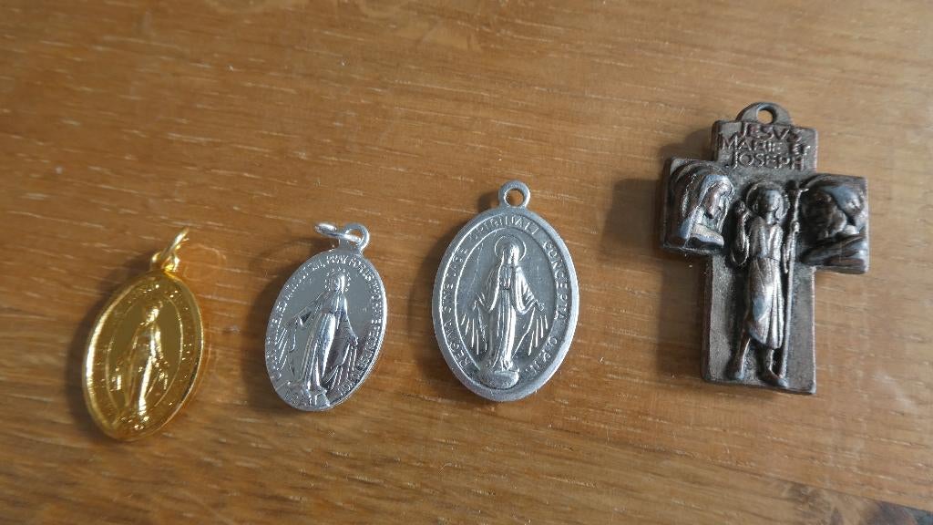 4 hangertjes Maria, Christoffel, Verzenden, Zo goed als nieuw, Overige kleuren, Overige materialen