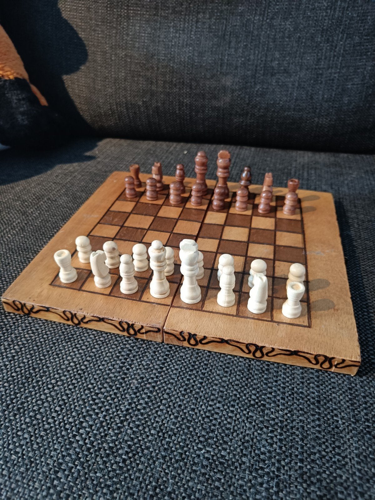 Opklapbaar houten schaakbord/backgammon met houten stukken, Een of twee spelers, Ophalen of Verzenden, Zo goed als nieuw, Reisspel