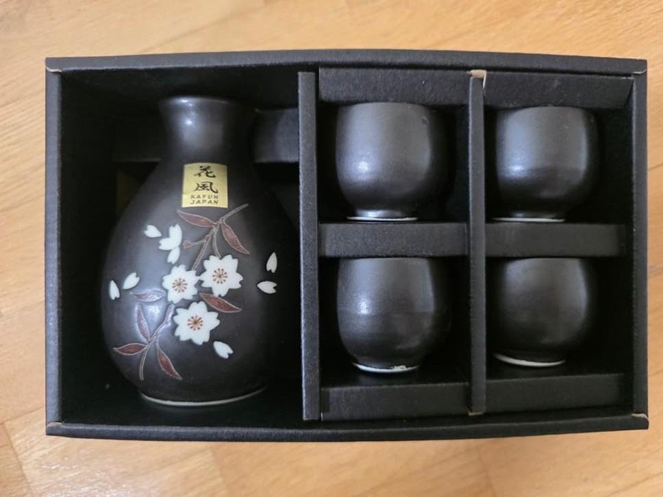 Nieuw in doos: Japanse Sake Set - Zwart met Bloesem, Keramiek, Overige typen, Nieuw, Ophalen of Verzenden