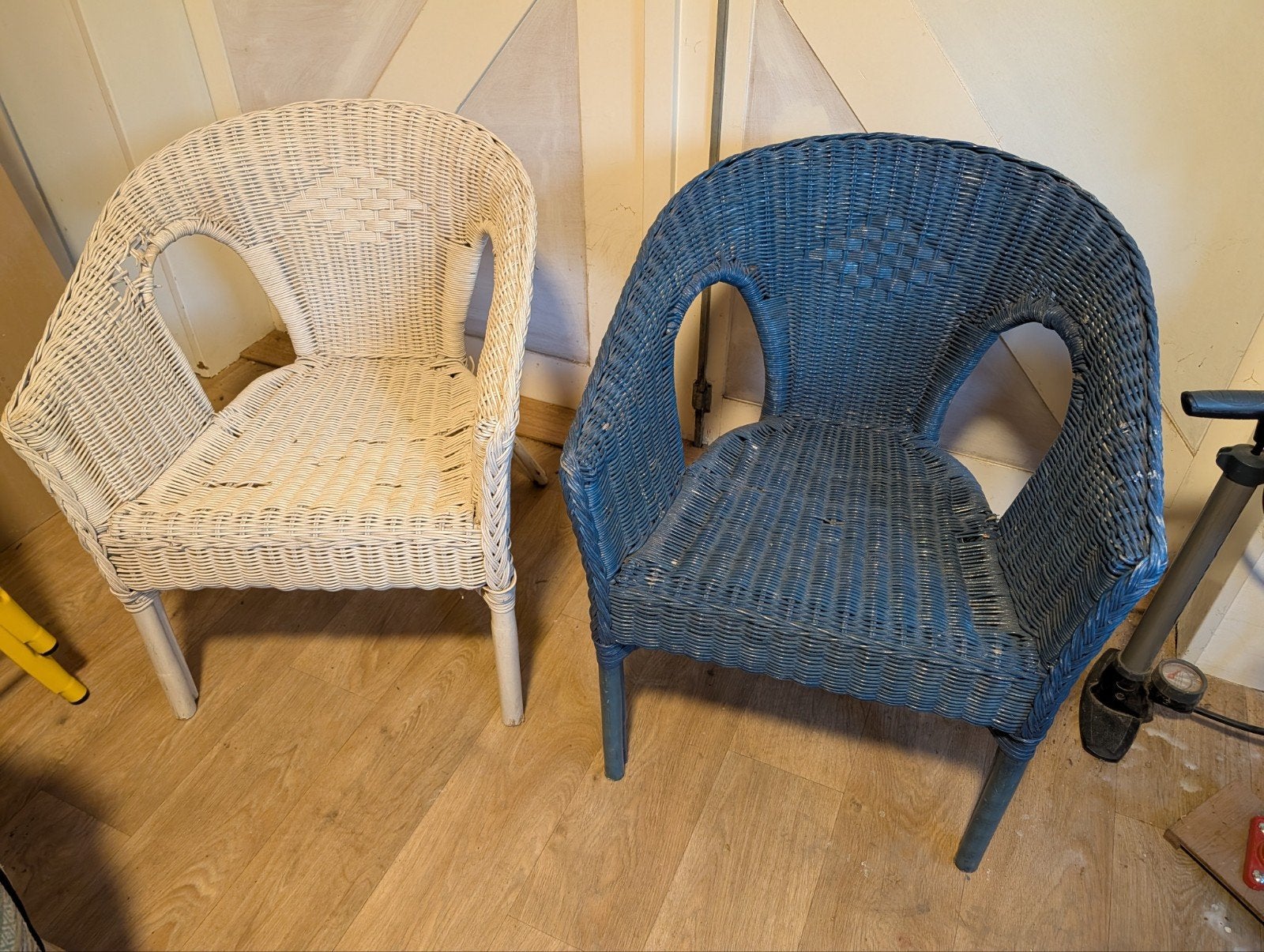Twee rieten stoelen - wit en blauw, Huis en Inrichting, Stoelen, Ophalen, Gebruikt, Twee, Overige kleuren