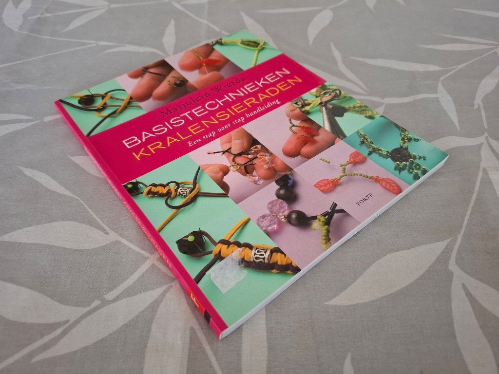 BASISTECHNIEKEN KRALENSIERADEN - Marjolein Wierda, Ophalen of Verzenden, Zo goed als nieuw, Sieraden maken