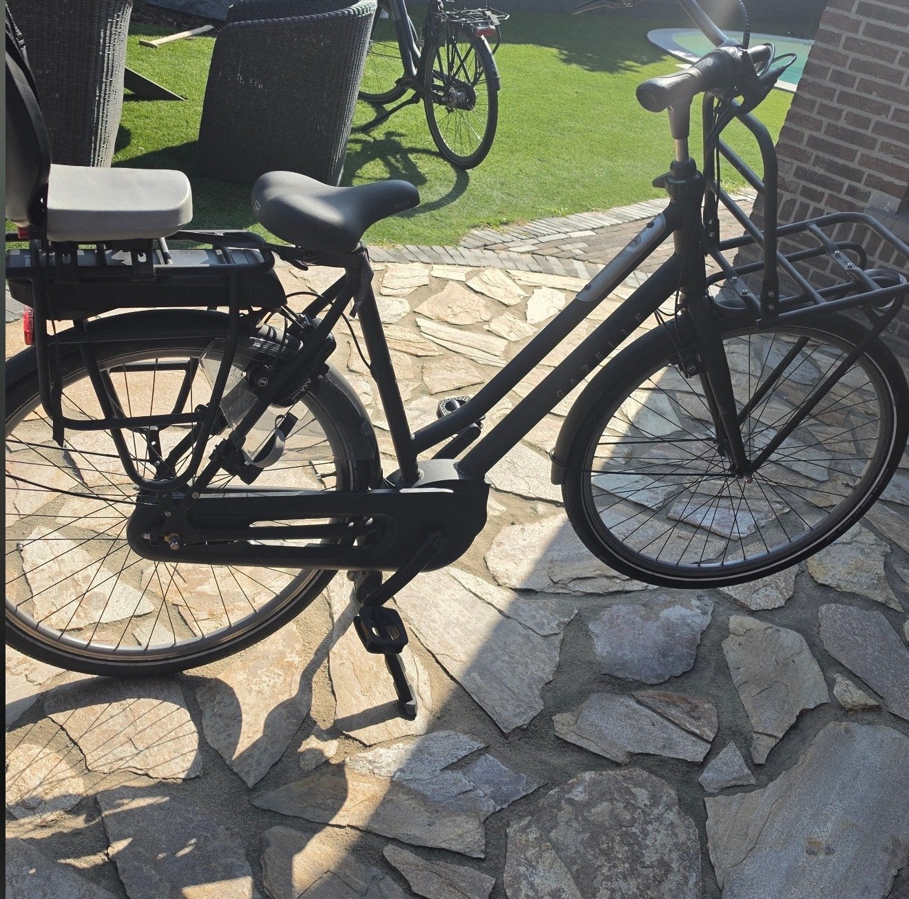 Zwarte elektrische fiets met kinderzitje en mand, Ophalen, Gebruikt, 51 tot 55 cm, Gazelle