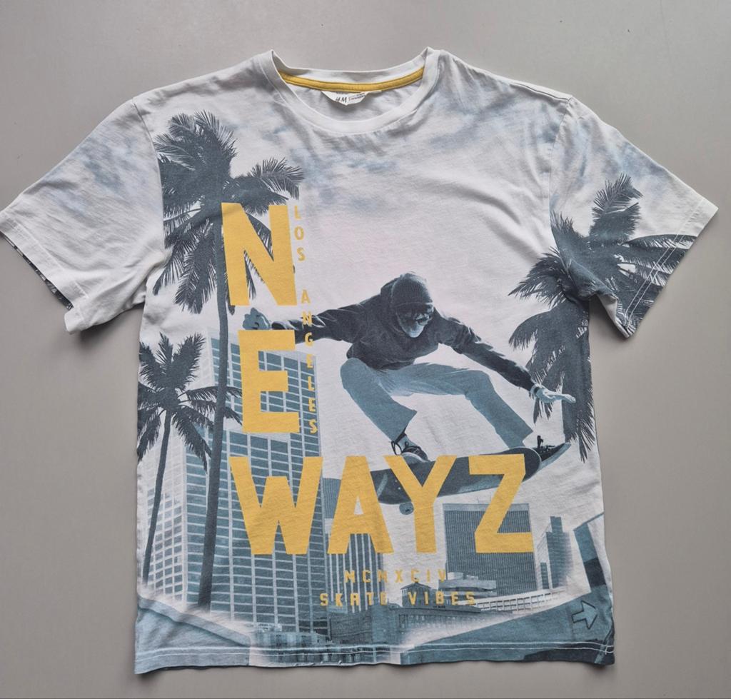 H&M T-shirt wit met blauwgrijze print en gele letters, Kinderen en Baby's, Kinderkleding | Maat 164, Jongen of Meisje, H&M, Ophalen of Verzenden