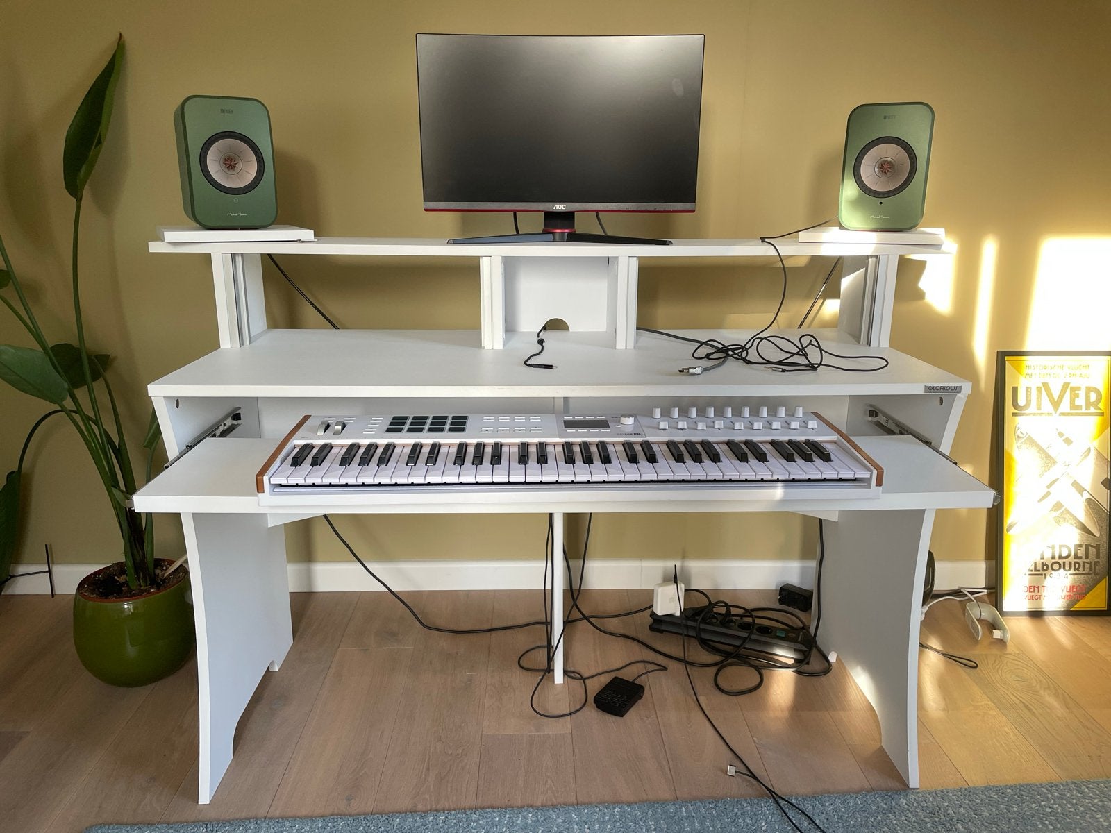 Studiomeubel / Muziekbureau met uitschuifbaar plateau, Ophalen, Opbergruimte, Gebruikt, Spaanplaat of MDF