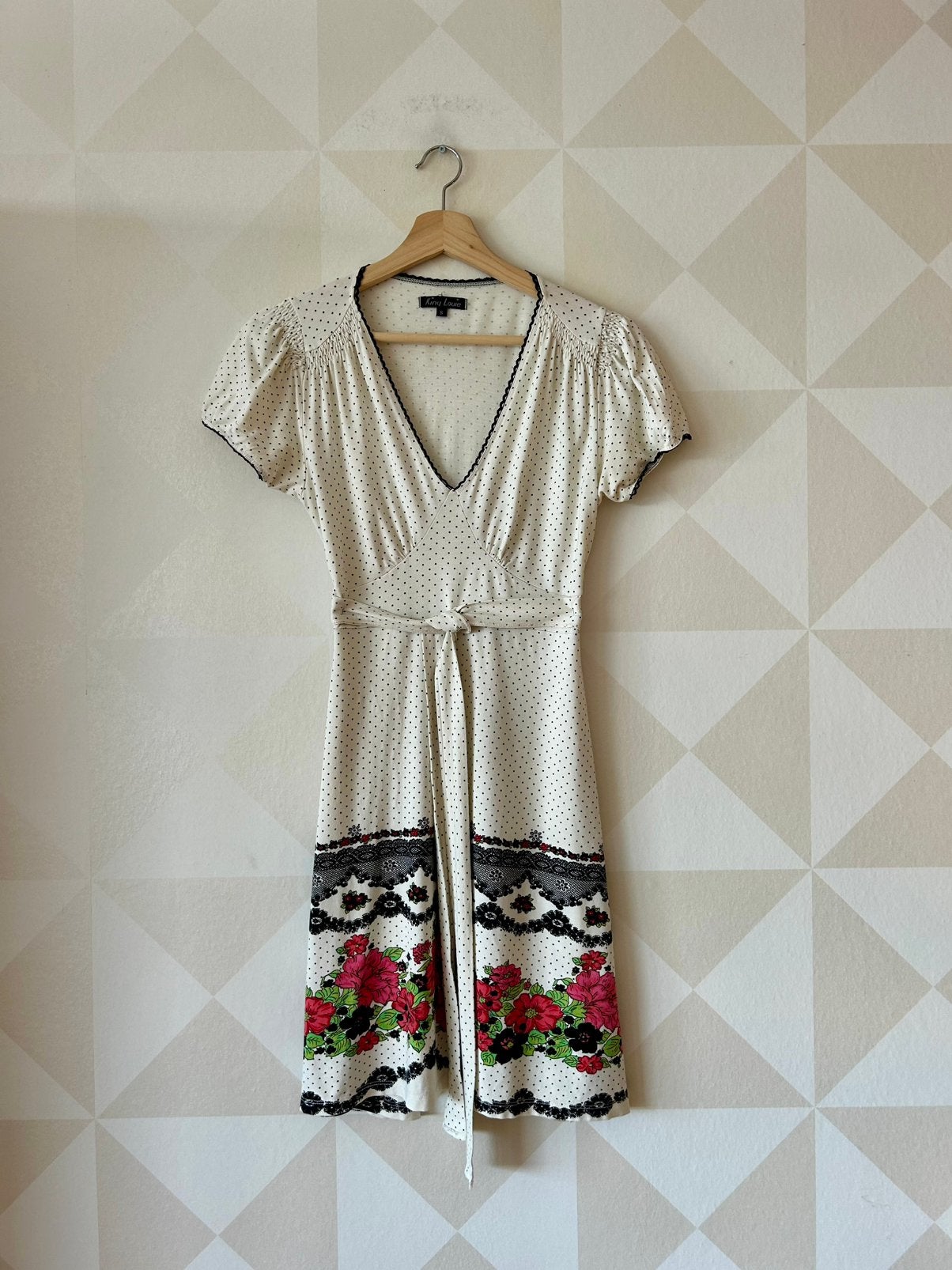 King Louie Dress jurk wit bloem S/36 zgan, Wit, Ophalen of Verzenden, Zo goed als nieuw, Knielengte