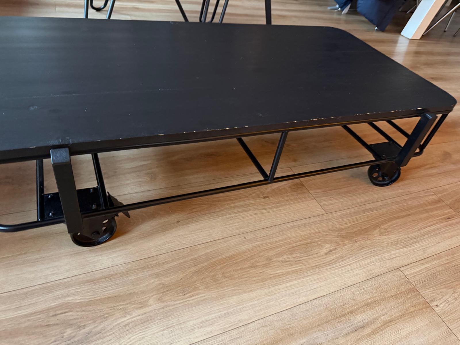 Zwarte industriele salontafel met wieltjes, Huis en Inrichting, 100 tot 150 cm, Zo goed als nieuw, Rechthoekig, 50 tot 100 cm