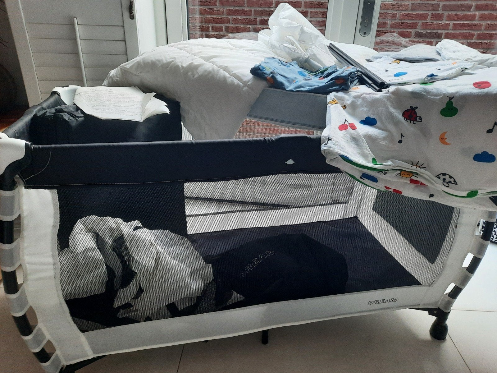 Reis/campingbedje  met matras en beddengoed, Kinderen en Baby's, Babywiegjes en Ledikanten, Ophalen of Verzenden, Gebruikt, Reisbedje