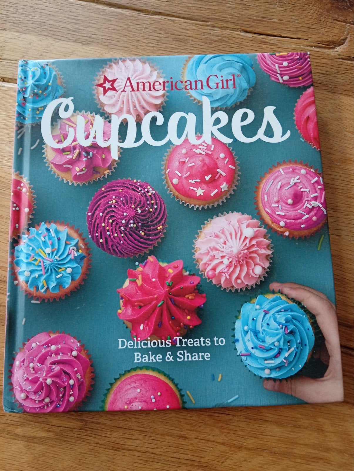 American Girl Cupcakes: Delicious Treats to Bake & Share, Ophalen of Verzenden, Zo goed als nieuw, American Girl, Taart, Gebak en Desserts