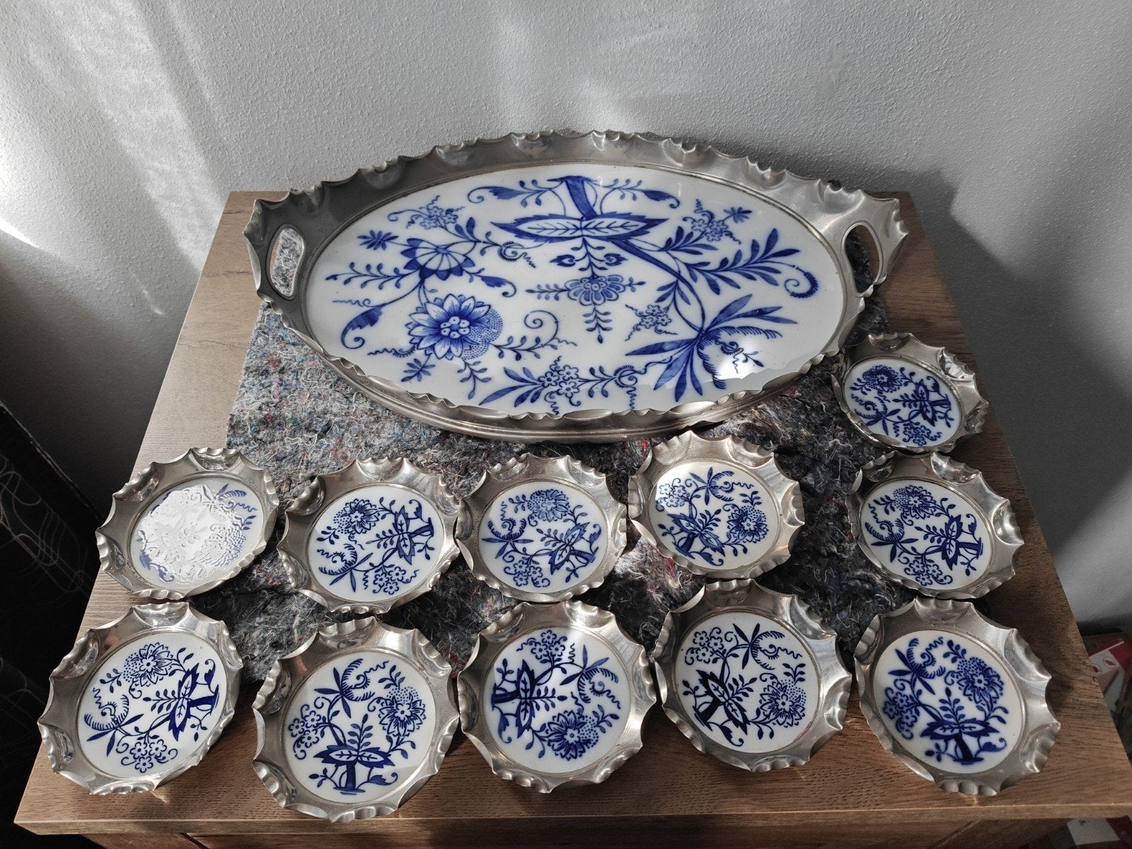 Vintage dienblad en onderzetters met Zwiebelmuster decor, Antiek en Kunst, Ophalen of Verzenden
