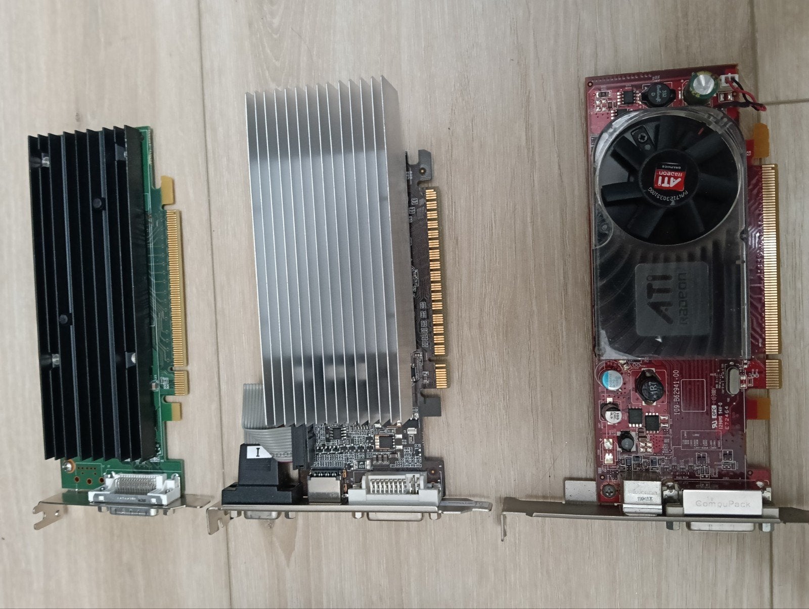 3X vintage videokaarten GT520, Quadro NVS 290, Radeon 3450, Computers en Software, Tv-Out, Gebruikt, Ophalen of Verzenden, PCI-Express 1