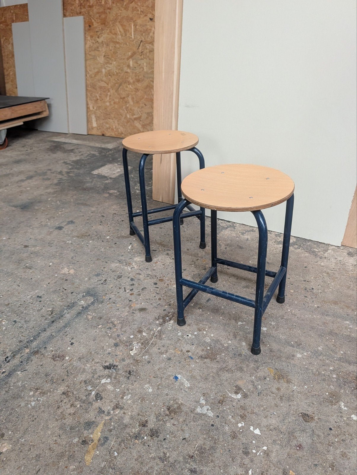 twee super leuke krukken vintage, Gebruikt, Ophalen of Verzenden, Hout, 30 tot 60 cm