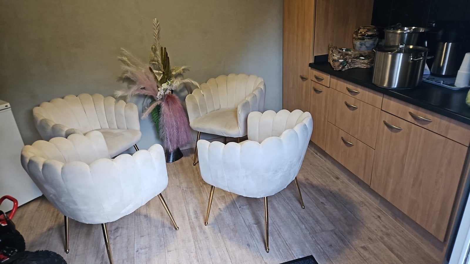 4 Khaki Velvet Schelp Stoelen met Gouden Poten, Ophalen, Overige kleuren, Zo goed als nieuw, Vier