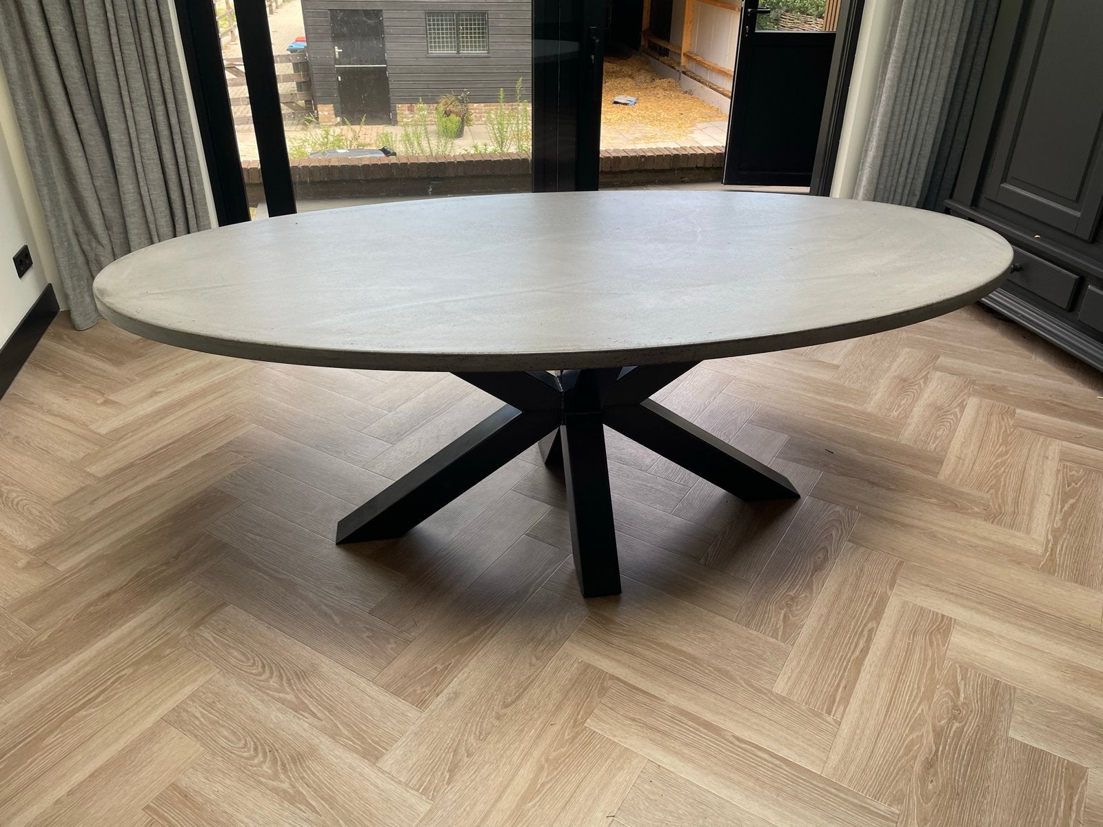 Ovale eettafel met bald en zwart onderstel, Ophalen, Gebruikt, 100 tot 150 cm, 200 cm of meer