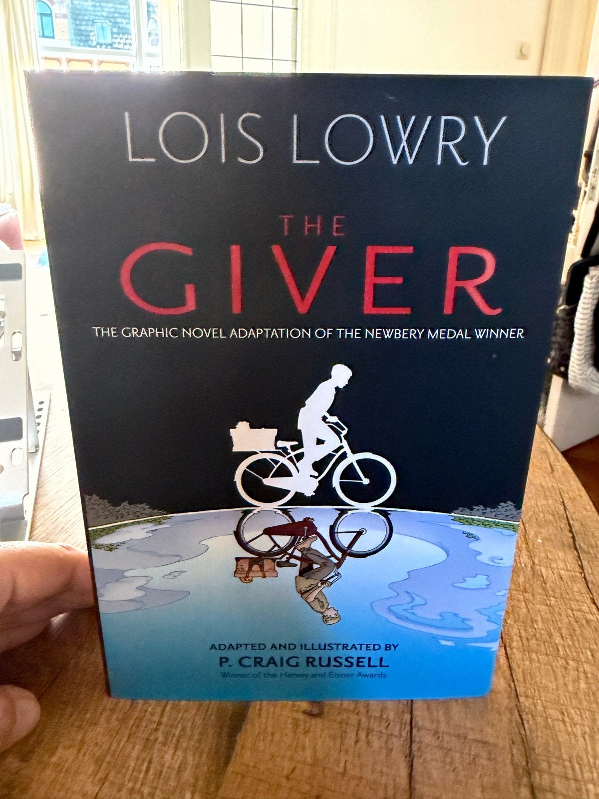The Giver Graphic Novel - Lois Lowry, Eén stripboek, Ophalen of Verzenden, Zo goed als nieuw