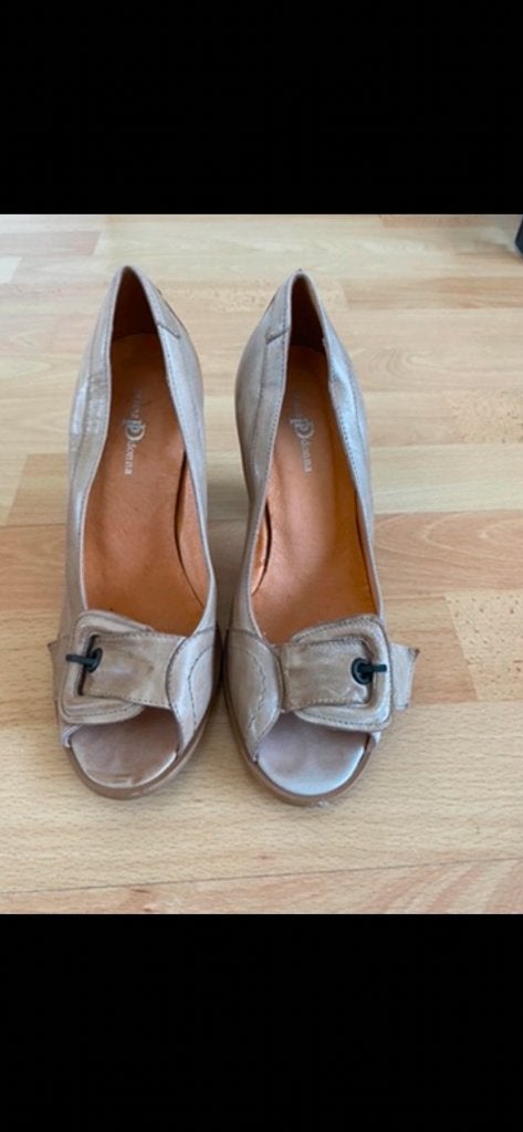 Pumps bruin/beige met open teen maat 38: ZGAN, Kleding | Dames, Schoenen, Pumps, Ophalen of Verzenden, Zo goed als nieuw, Grijs