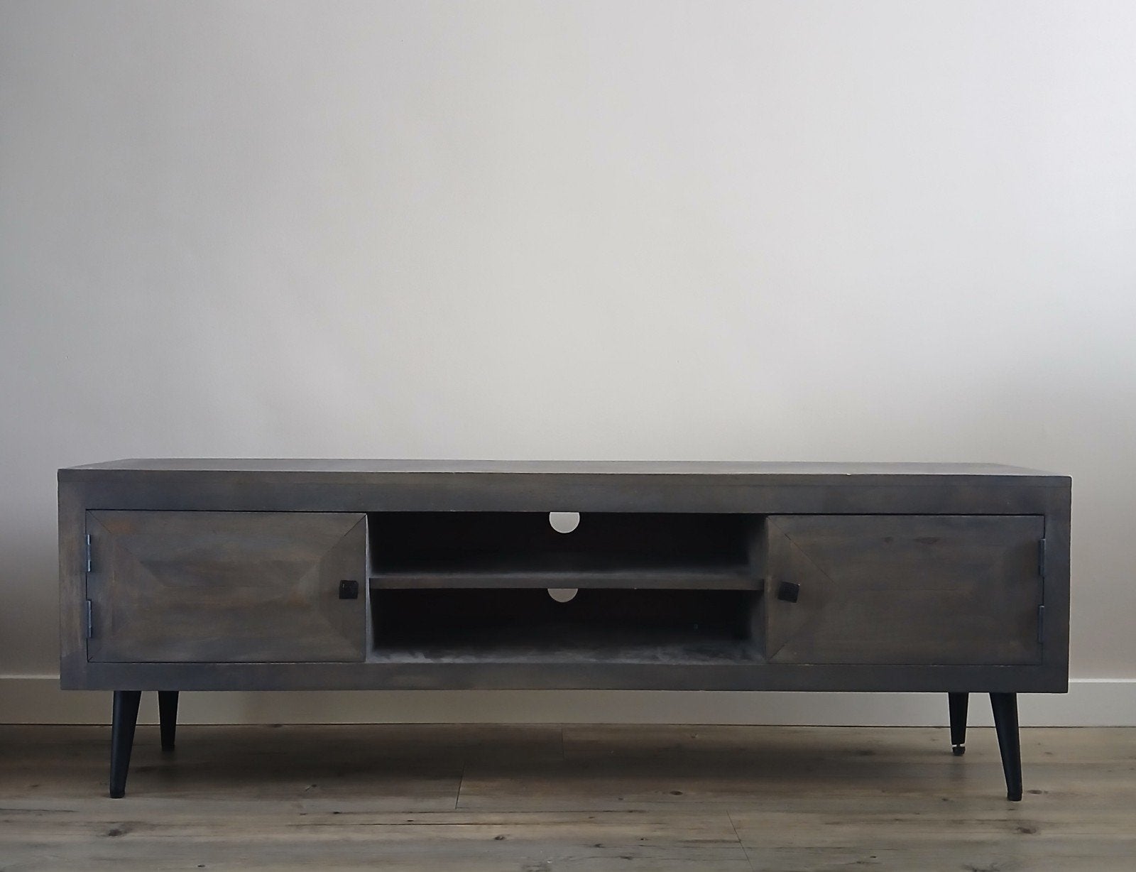 TV-meubel – 140,5 cm breed - Gebruikt 
Te koop: een st, Gebruikt, 100 tot 150 cm, Ophalen of Verzenden, Minder dan 100 cm