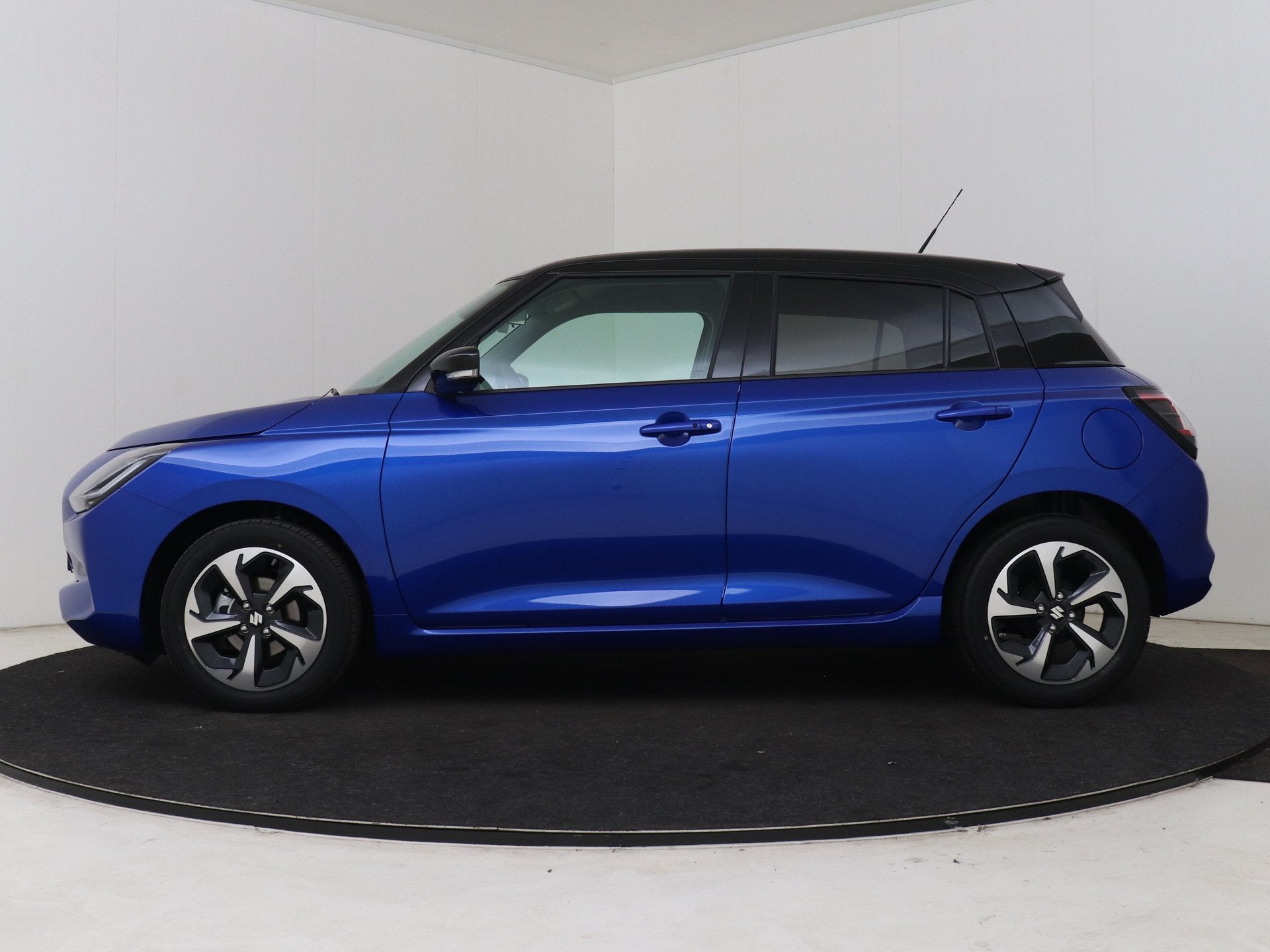 Suzuki Swift 1.2 Style Smart Hybrid *NIEUW* (bj 2026), Auto's, Voorwielaandrijving, Stof, Zwart, Blauw