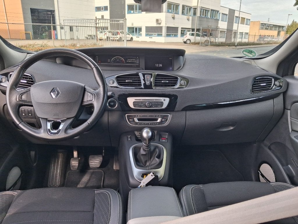 Foto 16 van Renault Grand Scenic 1.2 TCE 97KW 7P 2014 Zwart
