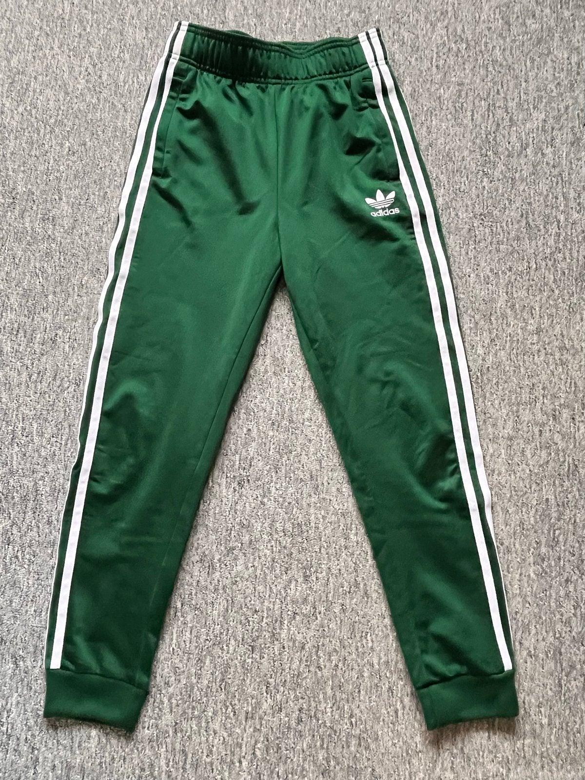 Adidas trainingsbroek groen met witte strepen maat 146, Verzenden, Gebruikt, Jongen of Meisje, Broek