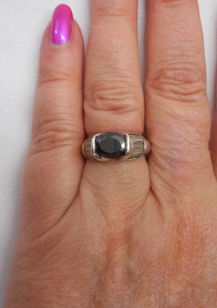 Zilveren ring met zwart en witte stenen maat 16.75 nr.916