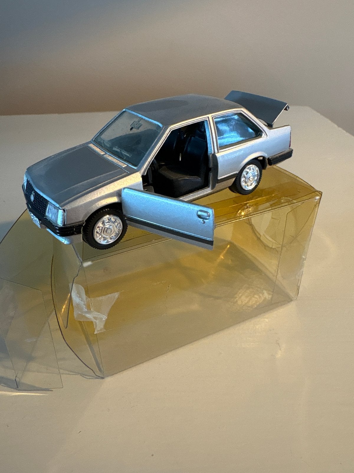 Opel Corsa A Limousine modelauto - Motorkon 1:43, Hobby en Vrije tijd, Overige merken, Gebruikt, Auto, 1:32 tot 1:50