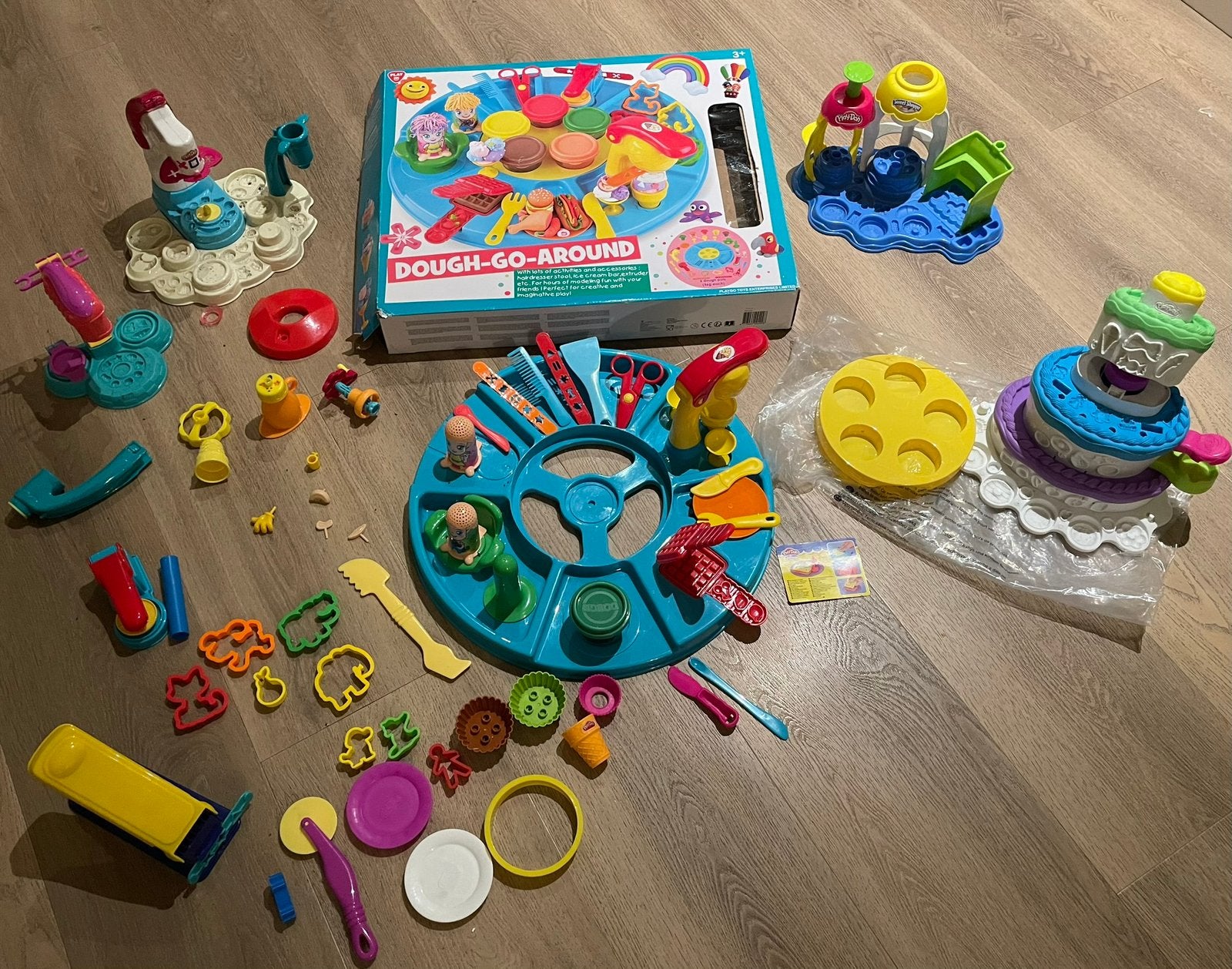 Groot klei pakket vormpjes play doh en dough go around, Kinderen en Baby's, Speelgoed | Educatief en Creatief, Ophalen of Verzenden