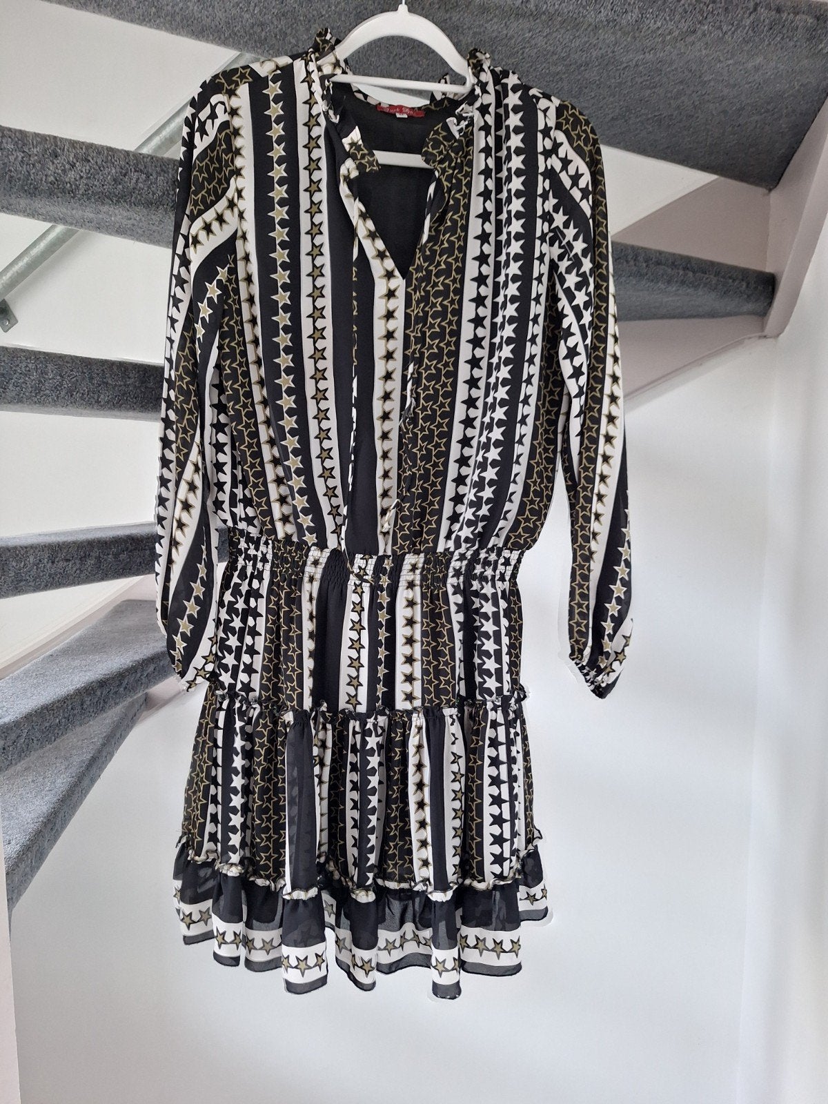 Just Dai Jurk met sterrenprint - Maat M, Kleding | Dames, Jurken, Maat 38/40 (M), Meerkleurig, Just Dai, Ophalen of Verzenden