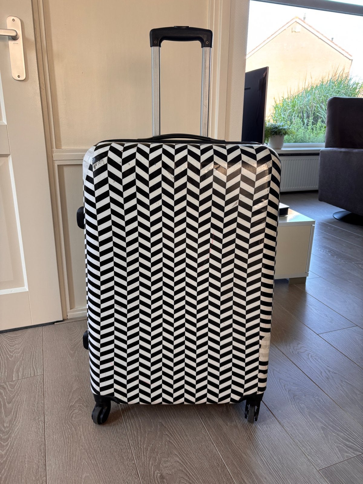 Grote koffer met 4 wielen, slot en uitschuifbare handgreep, Ophalen, Gebruikt, Hard kunststof, 45 tot 55 cm