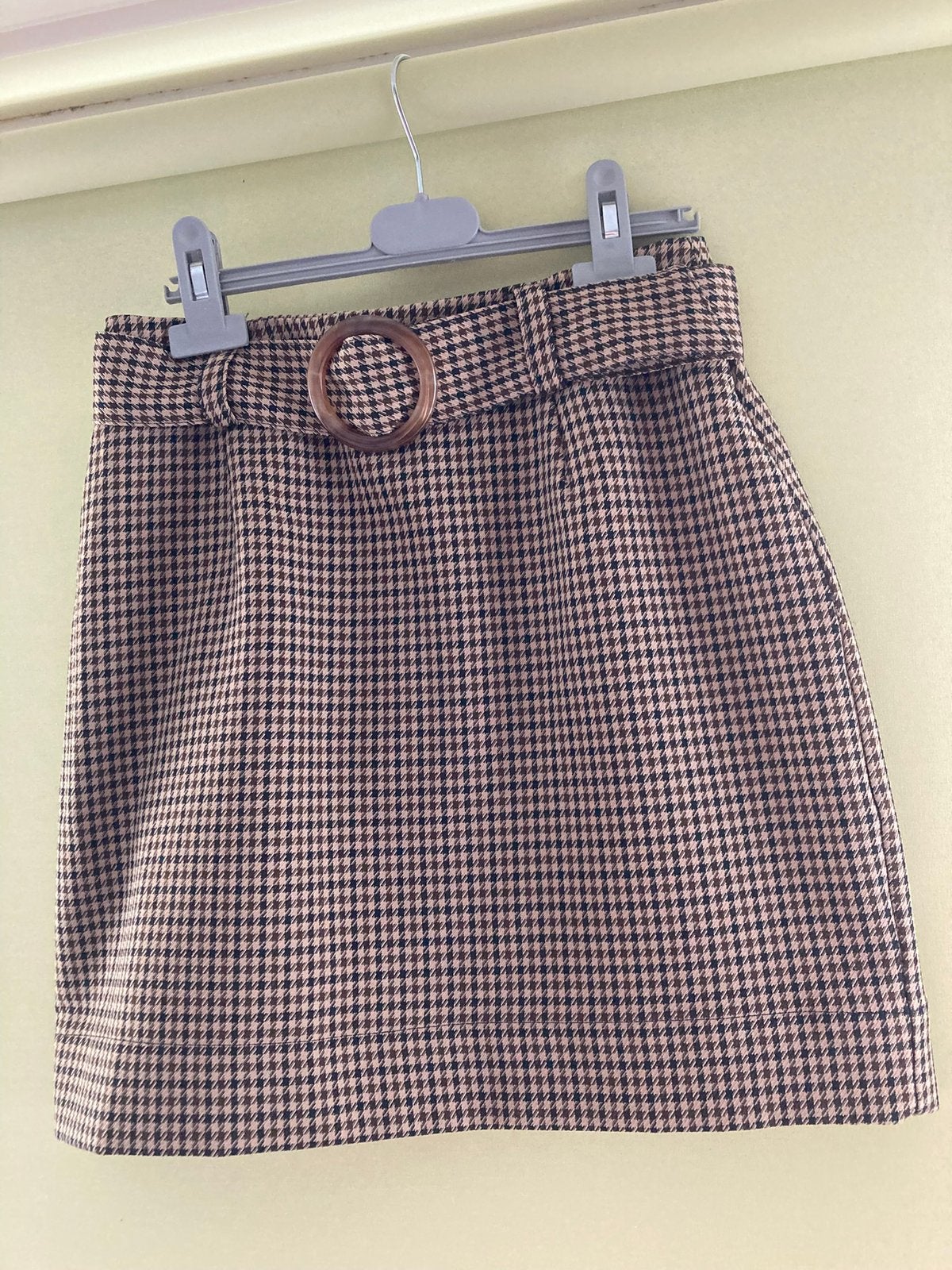 Super leuk Pieces rokje met riem, maat XS, Kleding | Dames, Rokken, Beige, Ophalen of Verzenden, Zo goed als nieuw, Maat 34 (XS) of kleiner
