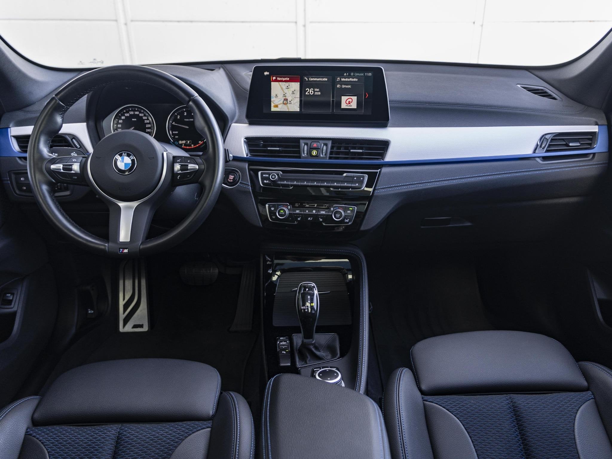 BMW X1 sDrive18i | M Sportpakket | Achteruitrijcamera | Pano, Auto's, Gebruikt, Met garantie (alle), Zwart, 3 cilinders
