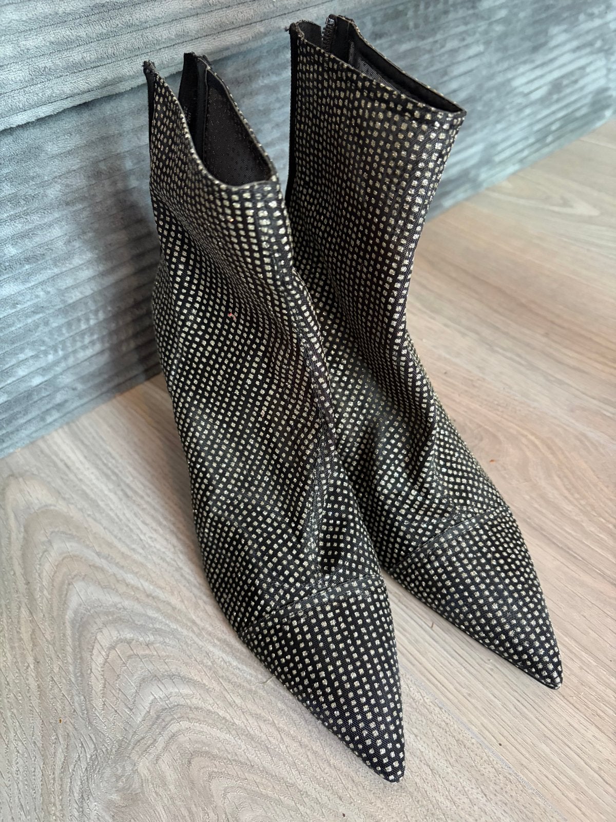 Zara hakken laarsjes maat 39 punt nieuw, Kleding | Dames, Schoenen, Ophalen of Verzenden, Gedragen, Zwart, Schoenen met hoge hakken