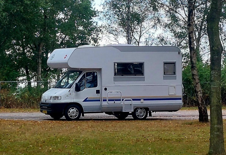 Compacte Alkoof Camper - Ideaal voor avontuurlijke reizen, Caravans en Kamperen, Campers, Overige merken, Standaard zit, Alkoof