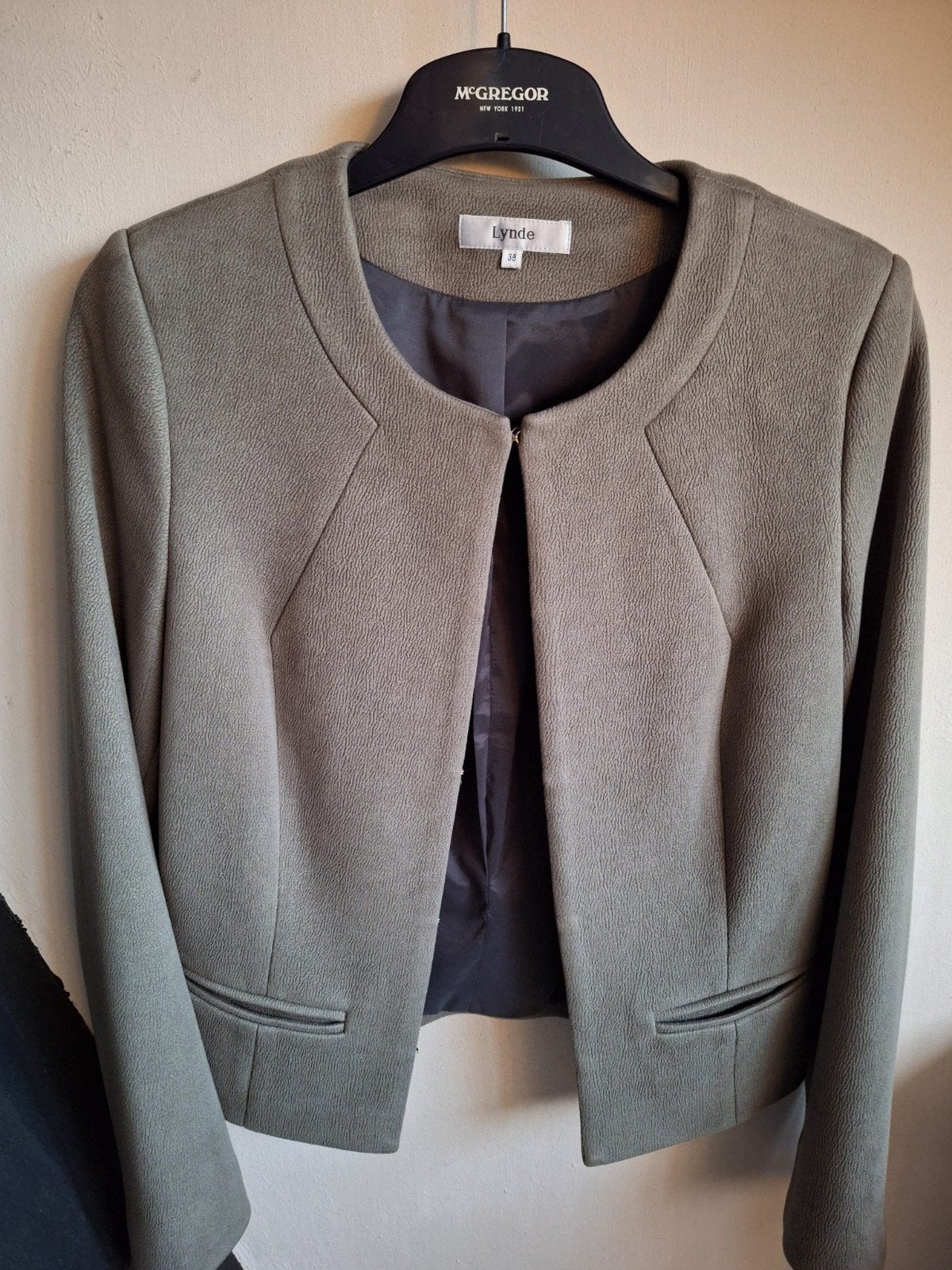 Lynde kroko suedine look olijfgroen jasje, Kleding | Dames, Maat 38/40 (M), Ophalen of Verzenden, Zo goed als nieuw, Groen