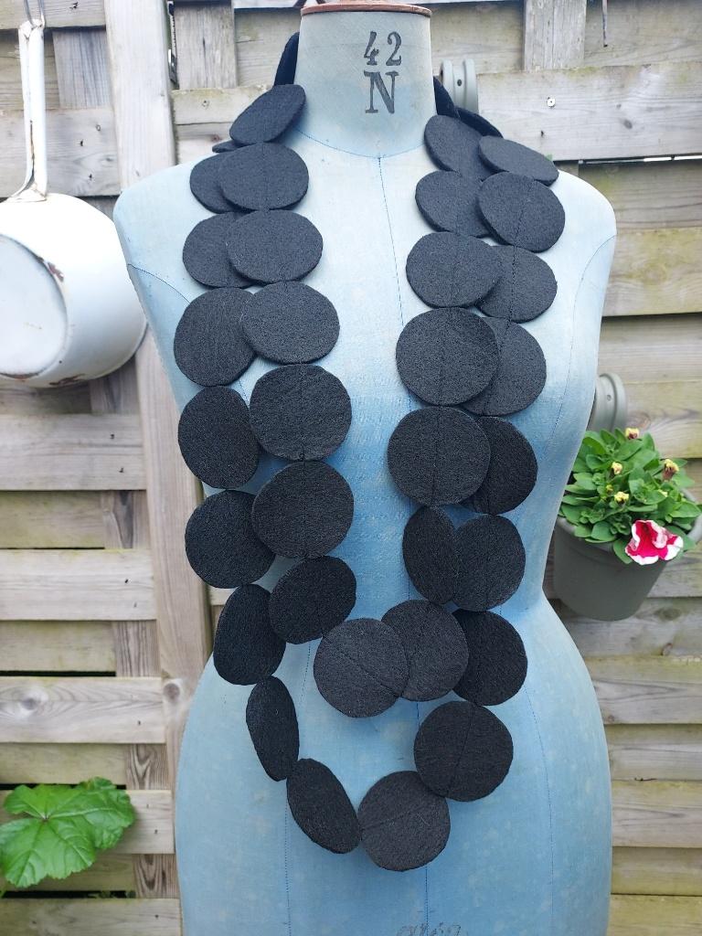 Unieke zwarte vilten rondjes ketting, Verzenden, Nieuw, Zwart, Overige materialen