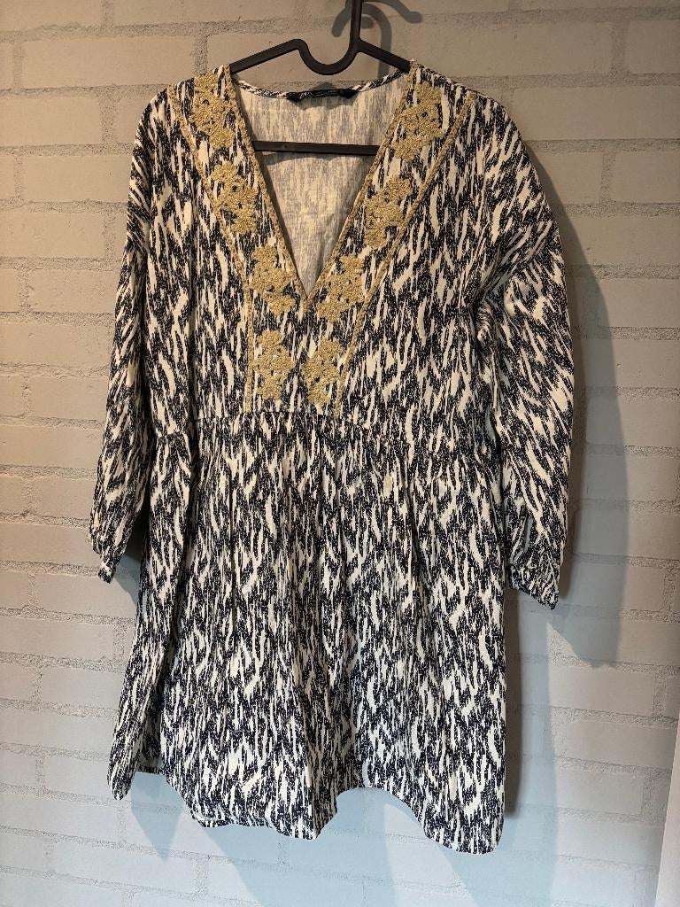 Zara jurkje beige zwart v-hals S, Kleding | Dames, Jurken, Nieuw, Ophalen of Verzenden, Maat 36 (S), Boven de knie