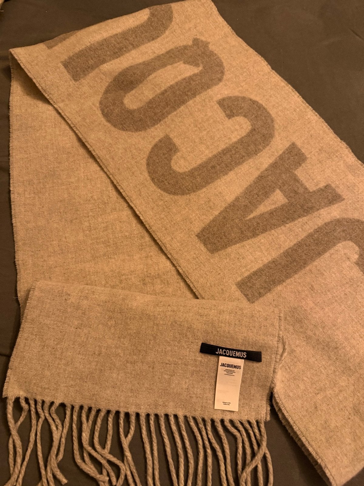 Jacquemus Sjaal - 100% Origineel & Nieuw (Bijenkorf), Ophalen of Verzenden, Nieuw, Sjaal