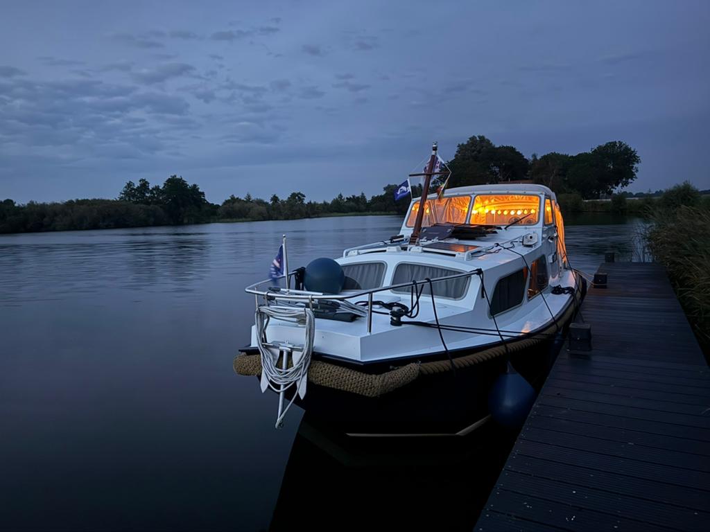 Zeer nette stalen motorboot boegschroef vaarklaar, Overige merken, 70 cm, Gebruikt, Koelkast
