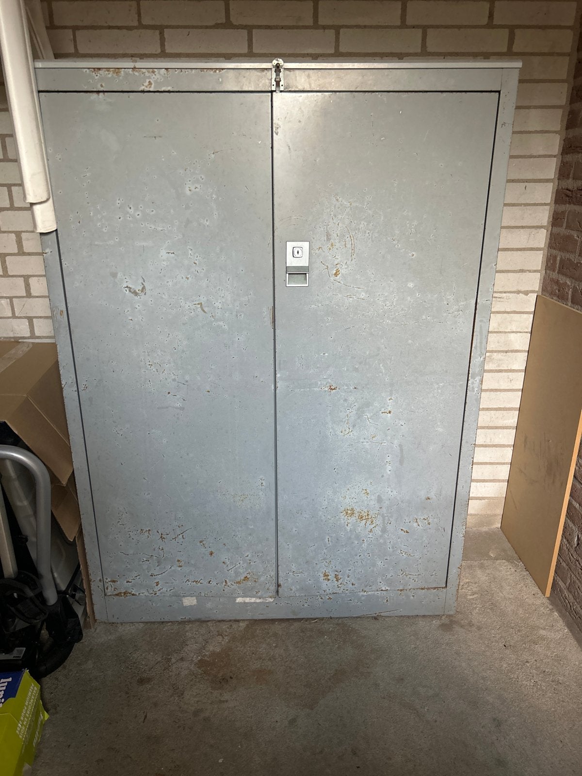 Robuuste metalen kast met dubbele deuren, Ophalen, Gebruikt